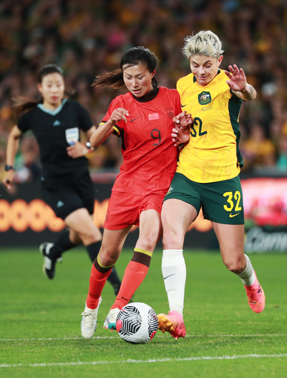 包含足球比赛中，女子球队展现团队合作力的词条