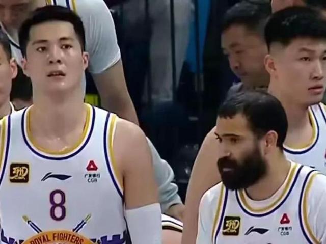 汉堡队士气低落，管理层紧急调整的简单介绍