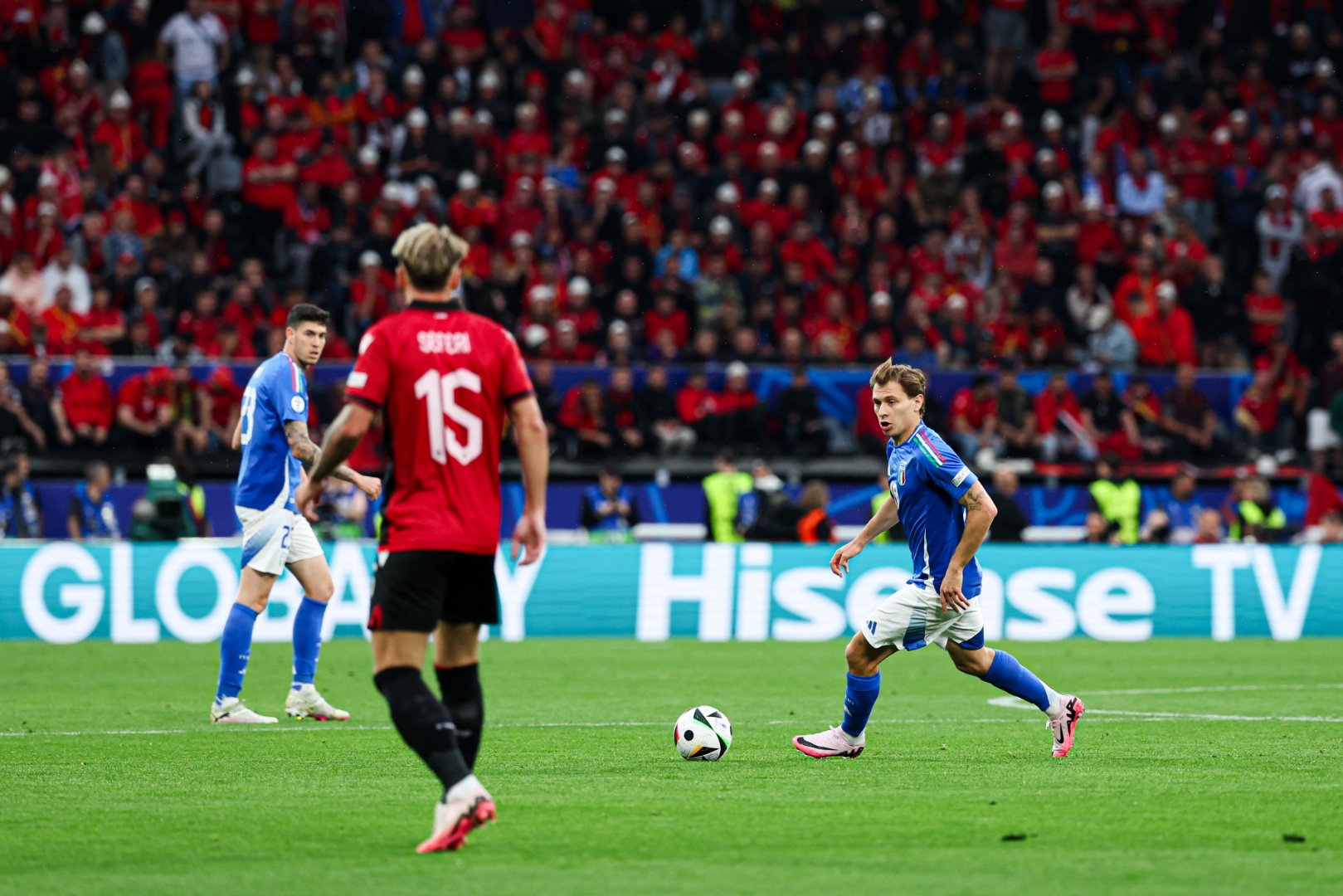 精彩纷呈的足球对决，胜负难言