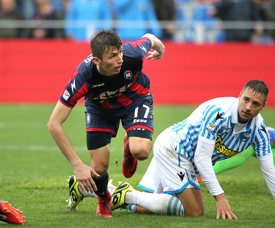 开云APP-克罗托内惊险守住胜利，保级前景的简单介绍