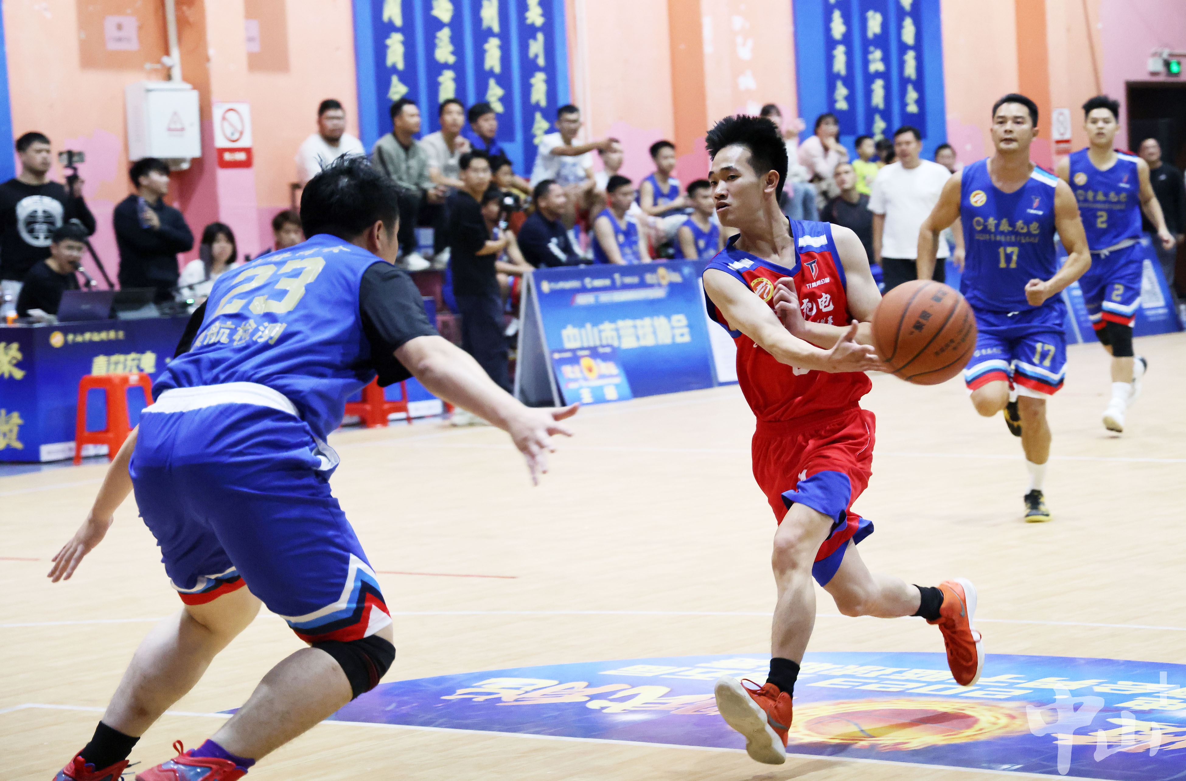 气势逼人的篮球联赛拉开帷幕，紧张激烈的简单介绍