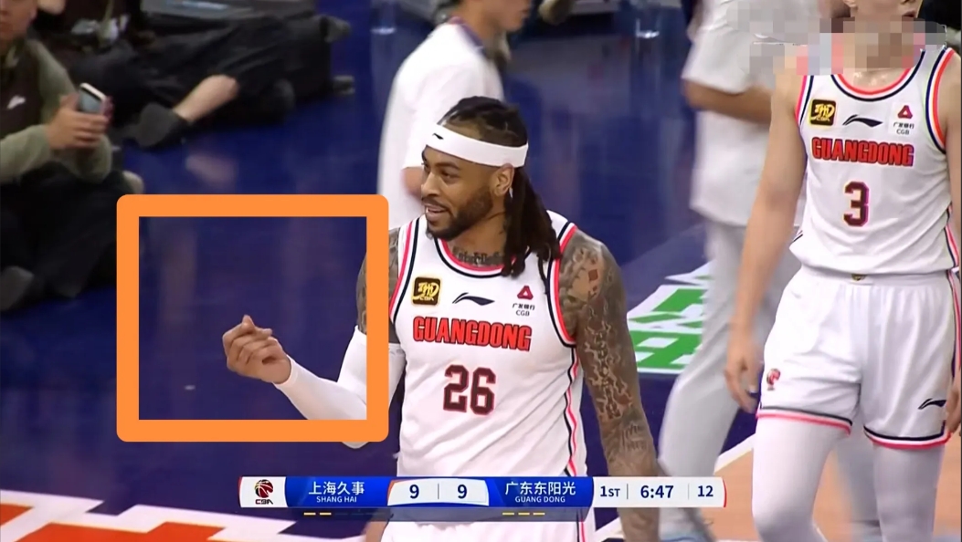 赛场上发生了令人瞠目结舌的一幕