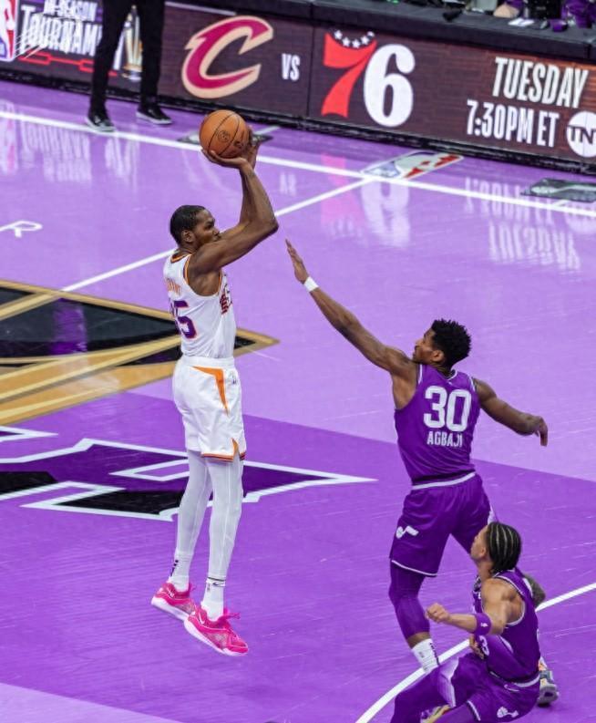 开云体育官方网站-关于爵士队员上演绝杀，惊险取胜对手的信息