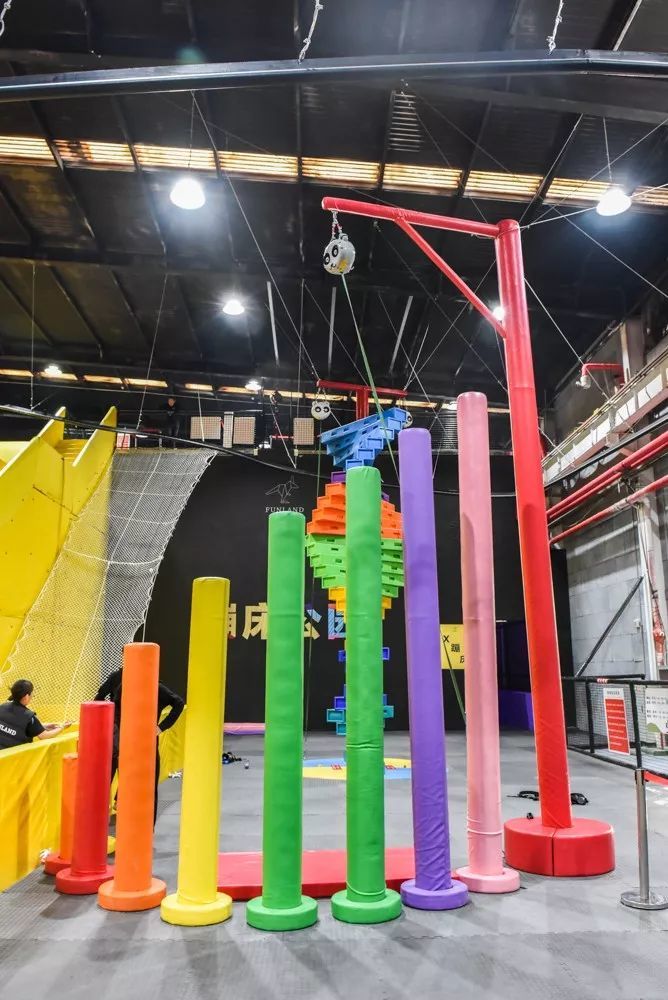 蹦床比赛中实力选手一跃而起，轻松摘金