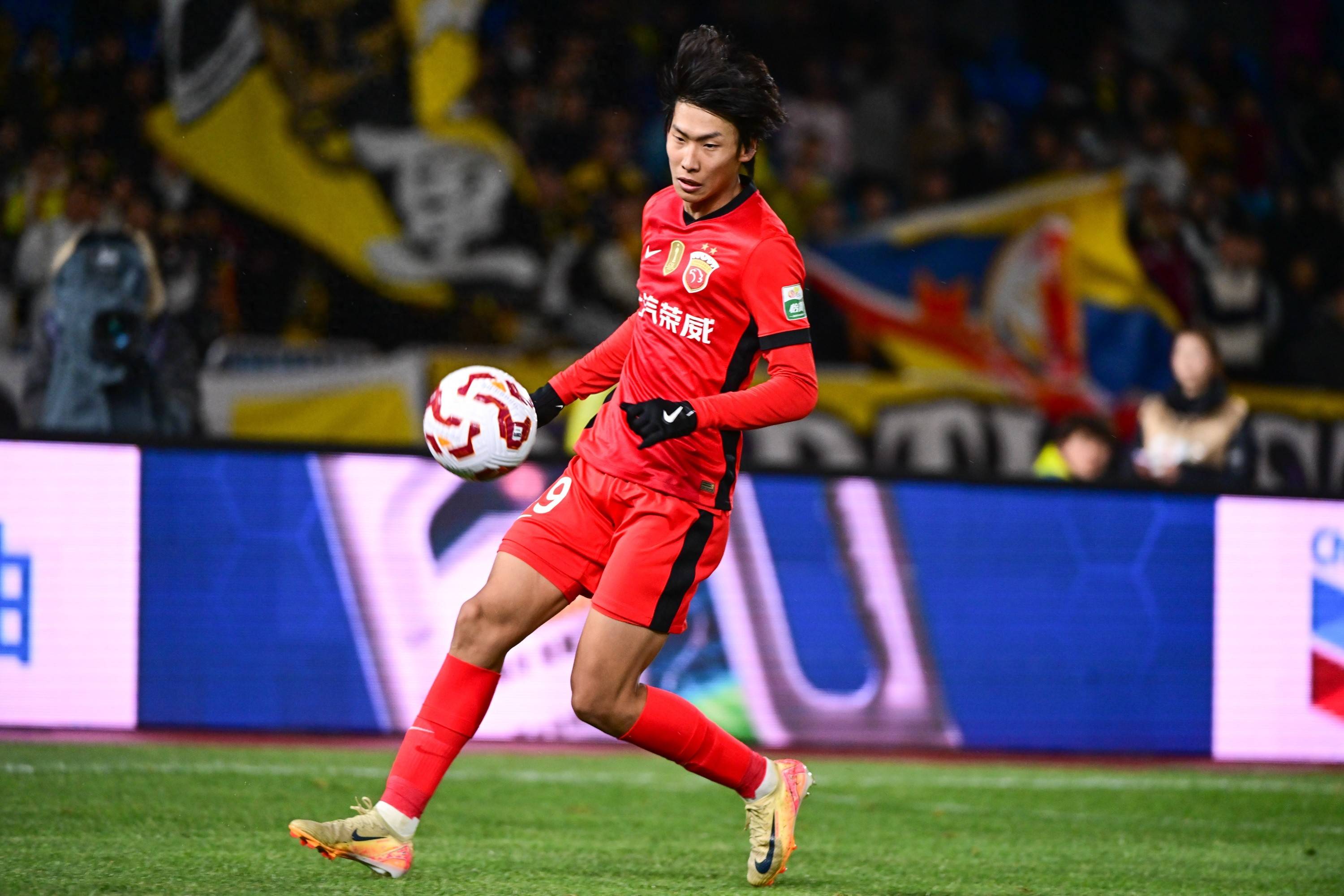 足球名将挑战新一轮联赛比赛