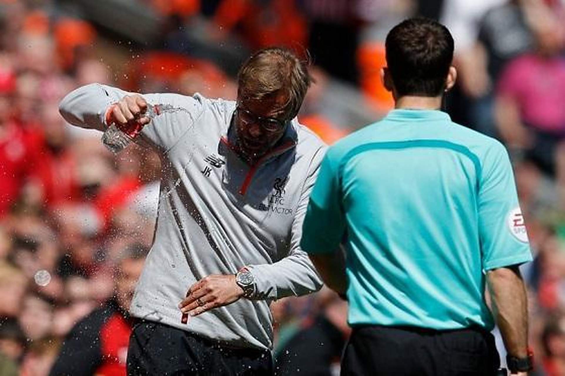 包含当值主裁错判引争议，英超比赛成焦点的词条