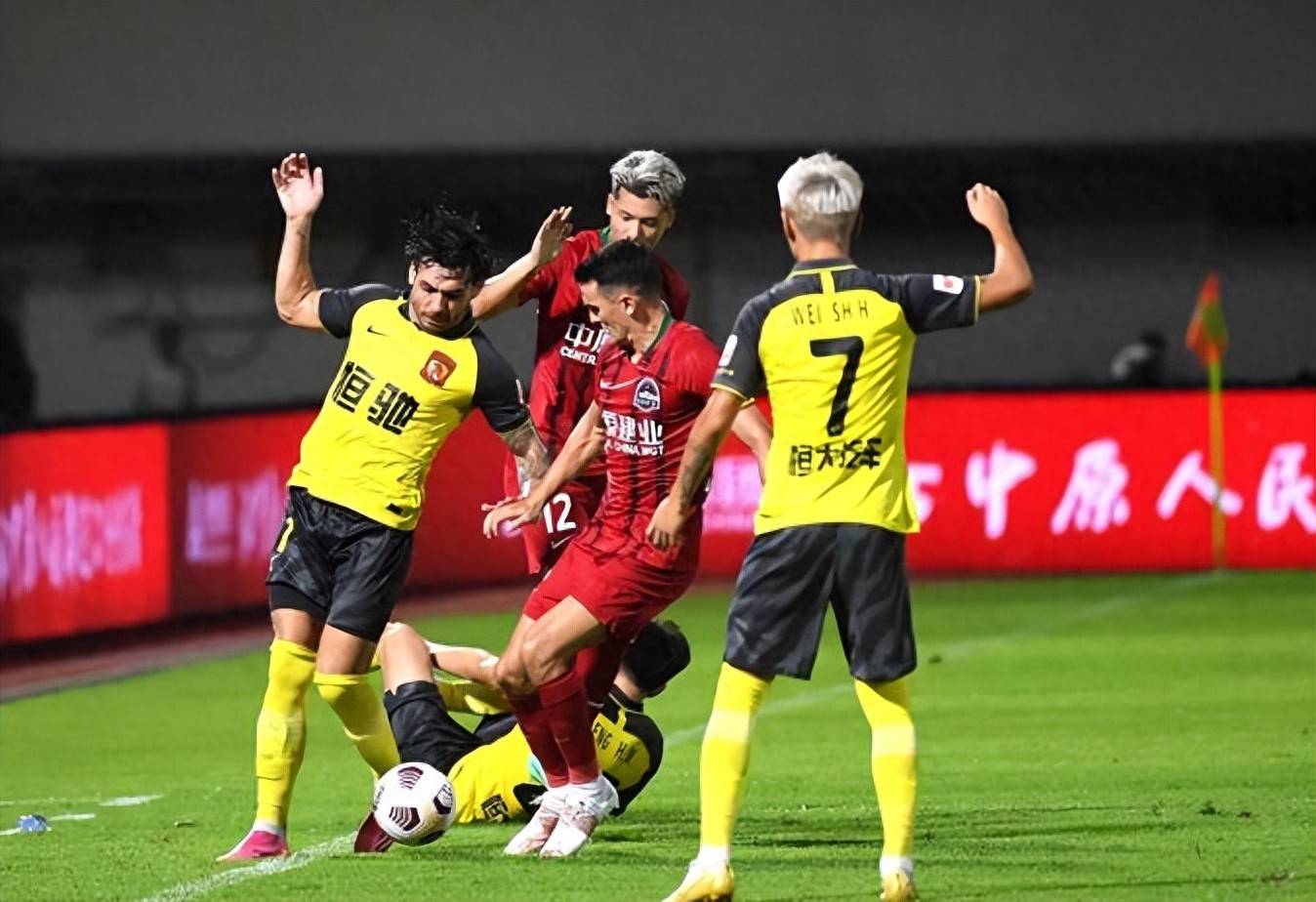 关于球队新引援火热讨论，转会窗口开启，引人关注的信息