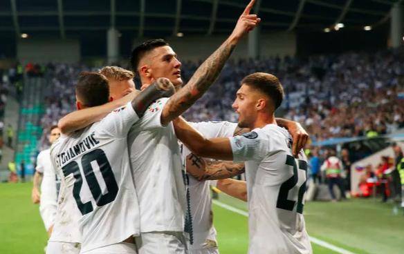 包含斯洛文尼亚队在欧预赛中赢得胜利，晋级下一轮的词条