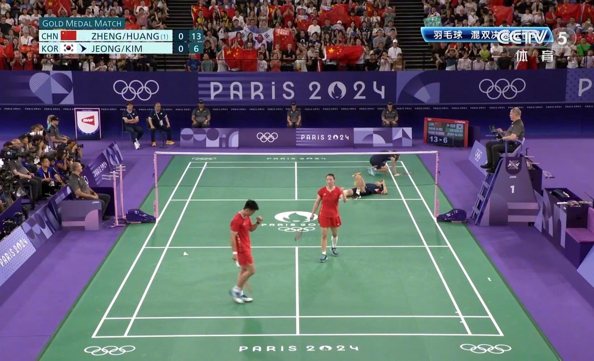 包含羽毛球双打赛场激动人心，战况激烈的词条