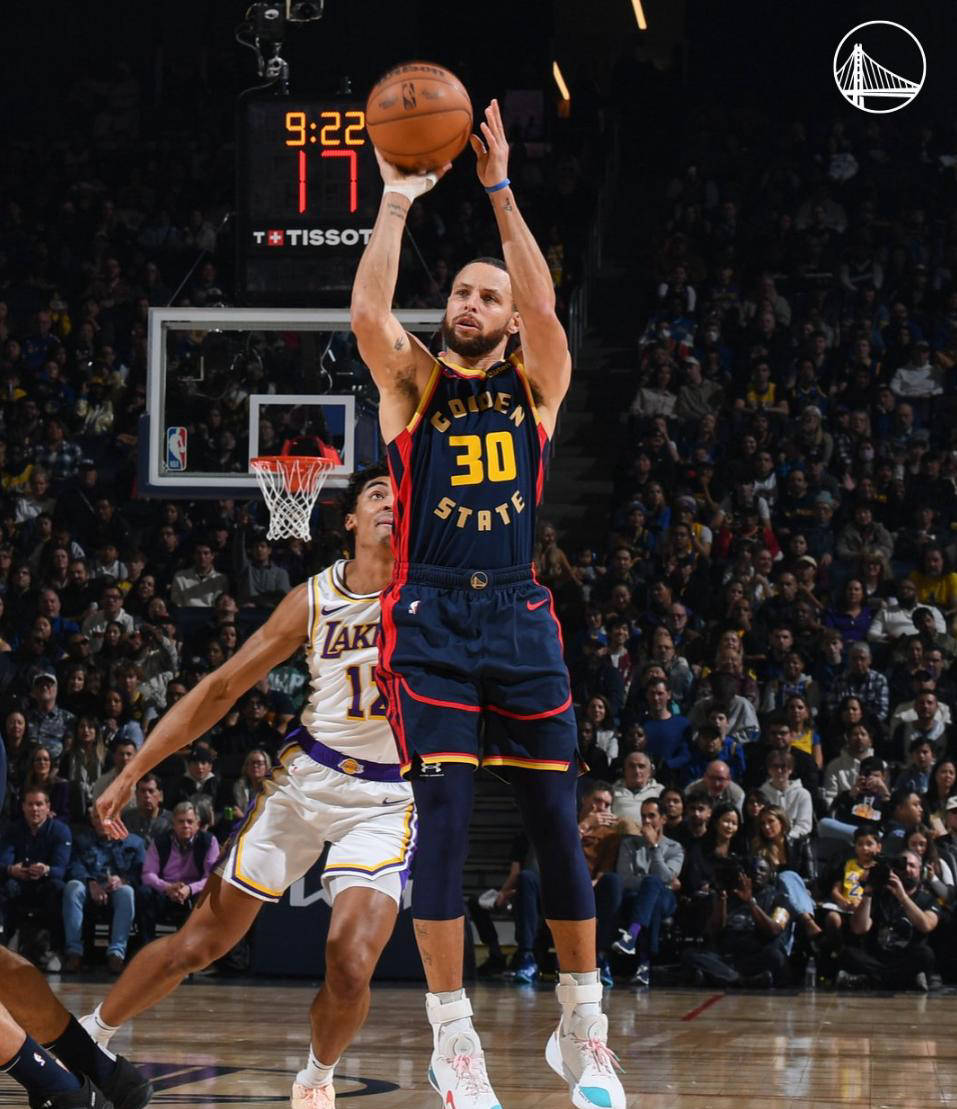 开云体育下载-勇士遭遇连败，库里状态低迷，球队需调整战术