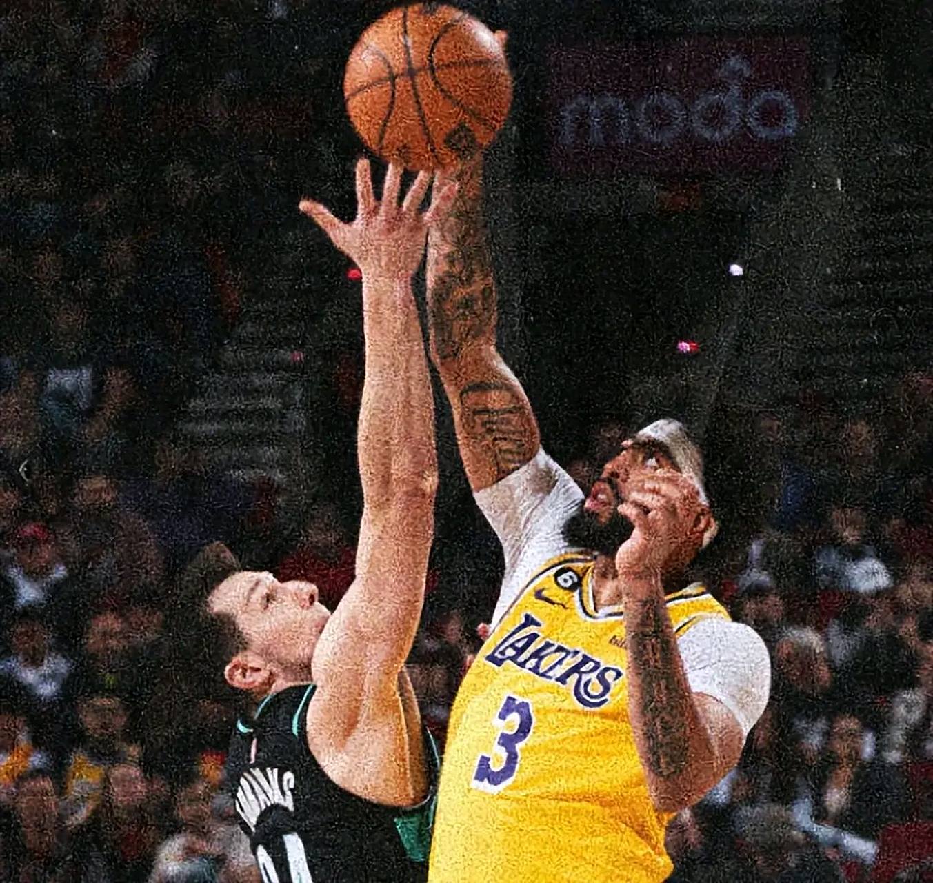 开拓者不敌湖人，利拉德单打狂砍仍难敌对手