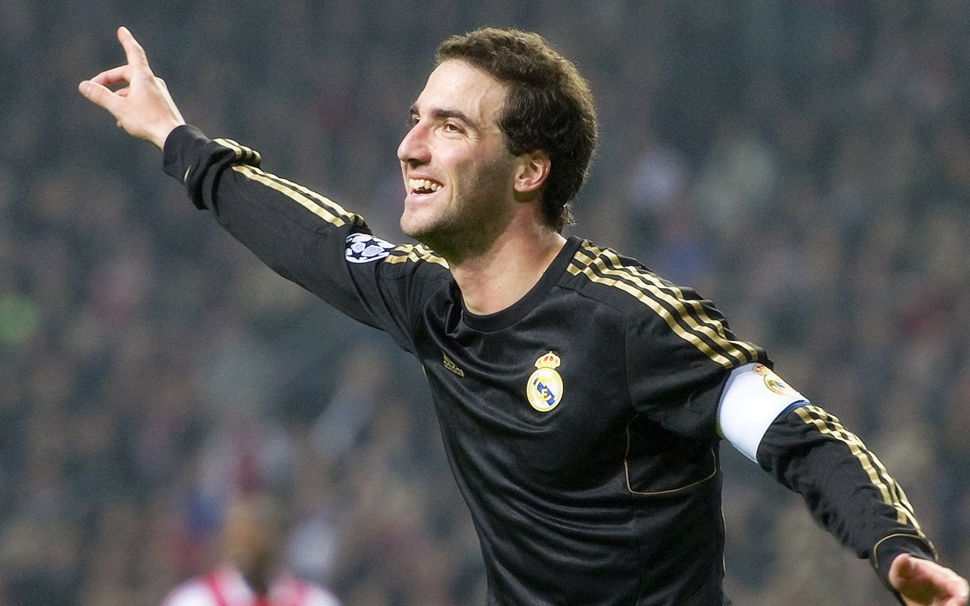 那一夜,他用扑救点燃世界,拉亚的满分封神之战