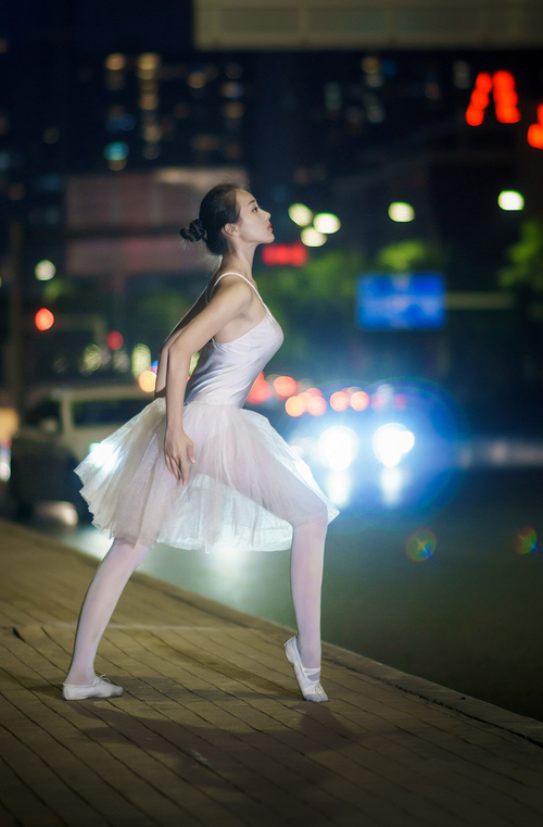 鏖战洛杉矶，当布克在巨星光环下成为关键先生