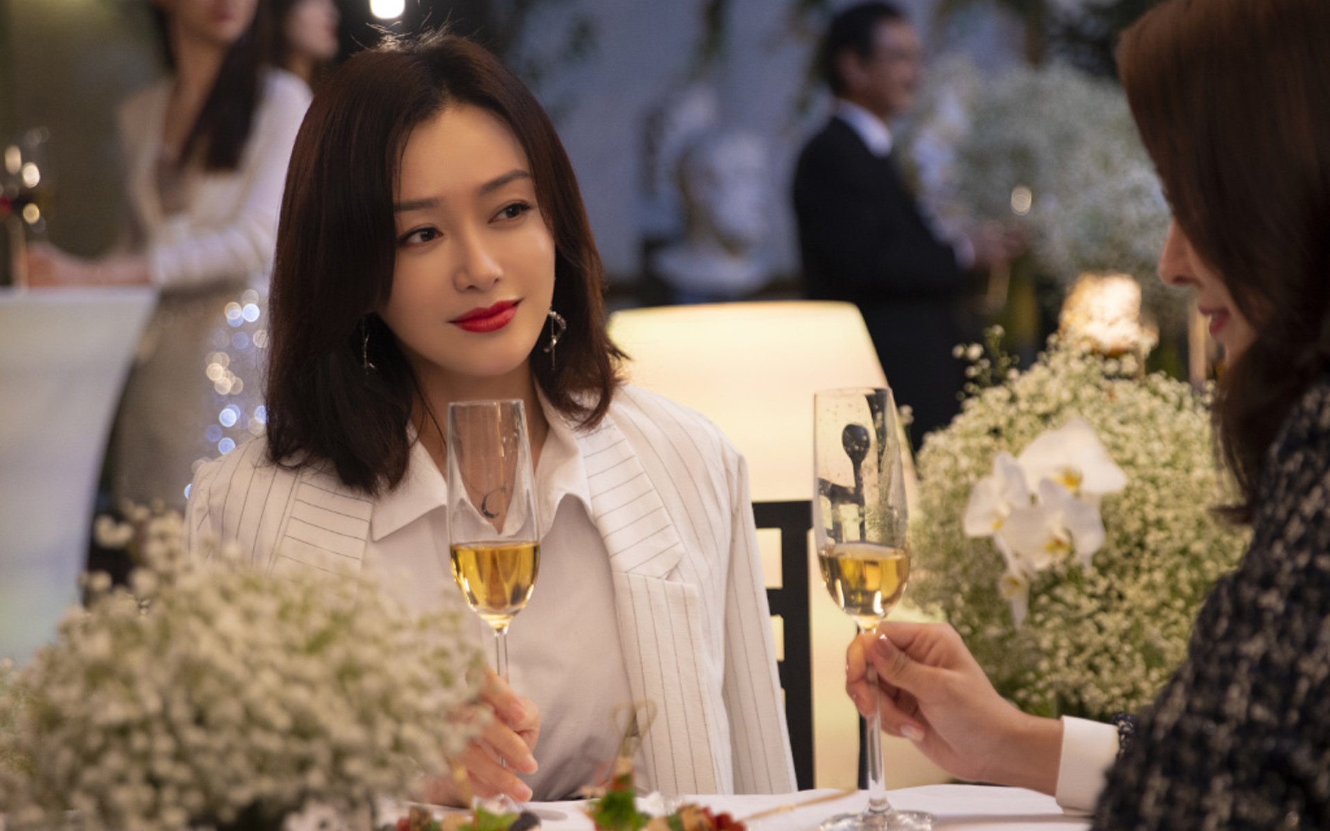 霍姆格伦全能统治点燃赛场，雷霆力克公牛提前终结悬念